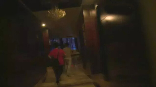 　就在此時(shí)，一名自稱足浴部經(jīng)理的男子突然出現(xiàn)在記者身邊，當(dāng)記者詢問(wèn)房間的包是誰(shuí)的時(shí)，這名男子從安全出口迅速逃離。記者一路跟蹤來(lái)到酒店的四樓，一個(gè)個(gè)房間的尋找，終于在走廊的盡頭，找到了一間倉(cāng)庫(kù)。