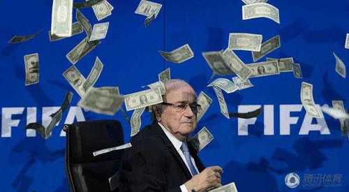 FIFA發(fā)布會被打斷，抗議者拿“錢”砸布拉特，神情落寞。