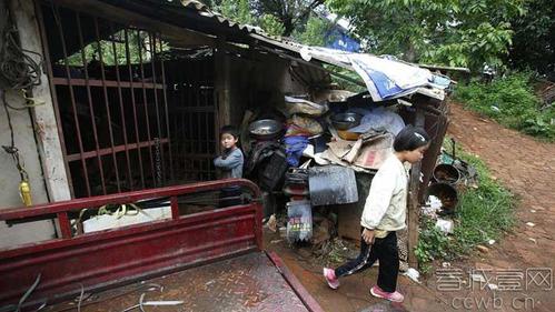 路路的家非常簡(jiǎn)陋，父母就靠收廢舊品掙點(diǎn)收入。 春城晚報(bào)記者 周明佳 攝