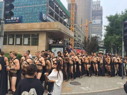 眾多外籍人士身穿斯巴達(dá)服飾當(dāng)街聚集時(shí)，引來(lái)不少網(wǎng)友爭(zhēng)相拍照，并在社交平臺(tái)上迅速傳播。從這些圖片中可以看到，這群外籍男子有數(shù)十人之多，他們上身赤裸、穿著短褲、佩戴披風(fēng)，裝扮為斯巴達(dá)勇士的樣子。
