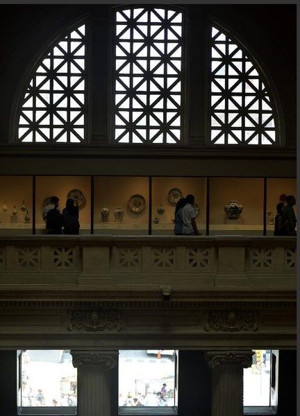 7月28日，參觀者在美國紐約大都會藝術(shù)博物館中國瓷器展廳