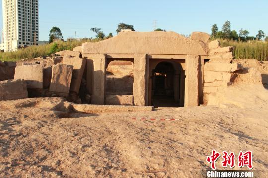重慶市江津區(qū)白沙鎮(zhèn)白沙中學(xué)發(fā)現(xiàn)一宋代雙室古墓。重慶市文化遺產(chǎn)院現(xiàn)場考古負(fù)責(zé)人牛英彬表示，如此規(guī)模巨大、結(jié)構(gòu)復(fù)雜、雕刻精美的雙室宋代古墓比較少見。圖為墓地外觀?！∥幕z產(chǎn)院供圖　攝