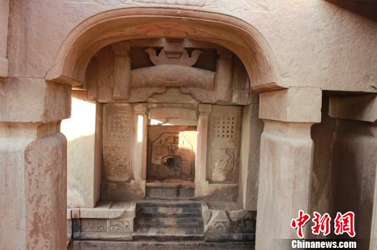 重慶市江津區(qū)白沙鎮(zhèn)白沙中學(xué)發(fā)現(xiàn)一宋代雙室古墓。重慶市文化遺產(chǎn)院現(xiàn)場考古負(fù)責(zé)人牛英彬表示，如此規(guī)模巨大、結(jié)構(gòu)復(fù)雜、雕刻精美的雙室宋代古墓比較少見。圖為墓室后龕?！∥幕z產(chǎn)園供圖　攝