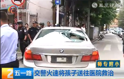 撞上路邊燈柱停下的無(wú)牌車(chē)