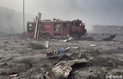 目前，躍進路上還停放著大量被爆炸毀的大貨車，有些車輛仍處于點火狀態(tài)。京華時報 韓天博 潘之望 攝