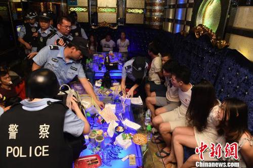 廣東警方突擊汕尾海豐涉毒娛樂場所，查獲涉毒嫌疑人113名。景國民 攝