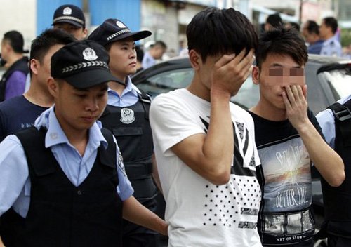 　廣東警方突擊汕尾海豐涉毒娛樂場所。廣州日報(bào)記者 張偉清邵權(quán)達(dá)攝影1
