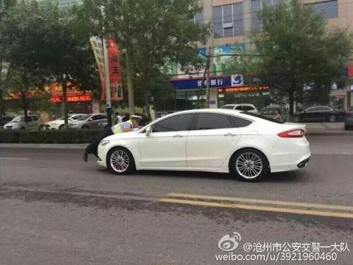 8月14日，滄州交警被頂在引擎蓋上，車輛行駛了400多米。