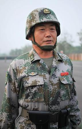 “狼牙山五壯士”英模部隊(duì)方隊(duì)將軍領(lǐng)隊(duì)張海青。