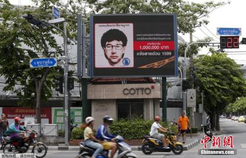 曼谷街頭的一個(gè)電子廣告牌上，打出了曼谷爆炸案嫌疑人的通緝令。