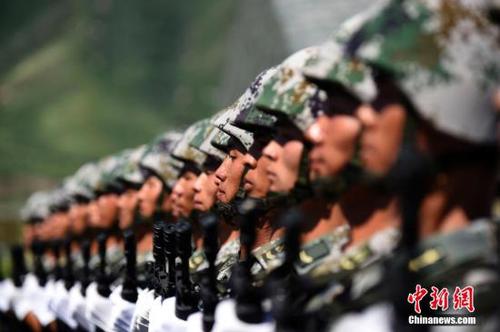 資料圖：8月22日，閱兵徒步方陣正在緊張訓(xùn)練。 中新社發(fā) 廖攀 攝