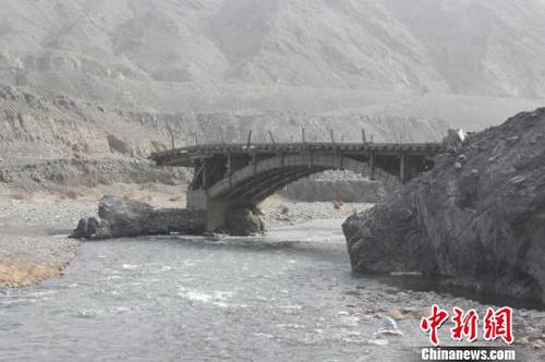 圖為烏魯木齊達坂城區(qū)白楊河上的木拱橋?！∵_坂城區(qū)宣傳部供圖　攝