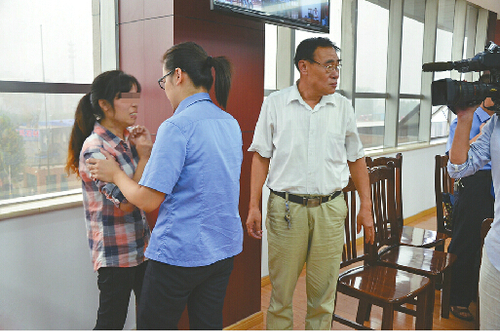 8月31日，平陰縣法院公審搶劫殺人案。庭審后，受害的姐(左一)情緒失控。