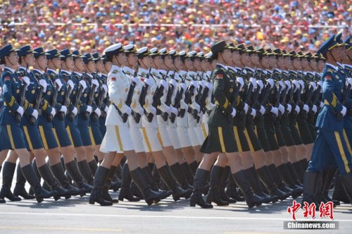 9月3日上午，紀(jì)念中國(guó)人民抗日戰(zhàn)爭(zhēng)暨世界反法西斯戰(zhàn)爭(zhēng)勝利70周年大會(huì)在北京隆重舉行。女儀仗隊(duì)員首次受閱。中新社記者 徐冬冬 攝