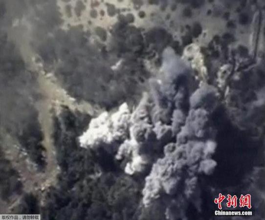 當?shù)貢r間10月13日，俄羅斯國防部公布的視頻顯示俄羅斯戰(zhàn)機空襲敘利亞境內(nèi)極端武裝時，導彈擊中了彈藥庫引發(fā)大規(guī)模爆炸。