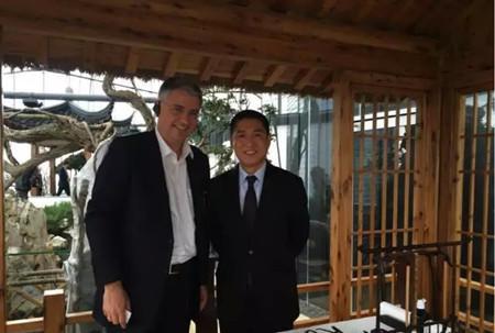 羅氏集團CEO施萬博士與寶庫中國創(chuàng)始人兼CEO柳費國先生合影