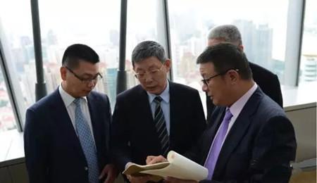 倪建達先生、楊雄市長與周忻先生于Olive廣場