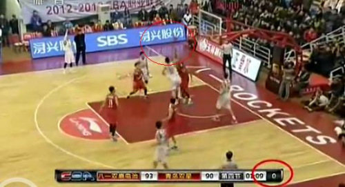 24秒已到，八一的球未碰框。圖片來(lái)源：視頻截圖。