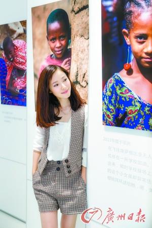 江一燕與其攝影作品。圖片來(lái)源：廣州日?qǐng)?bào)