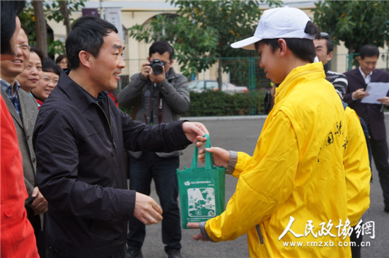 開營儀式上，致公黨福建省委副主委、致公黨廈門市委主委徐平東（左一）代表主辦方向營員們贈書。_副本