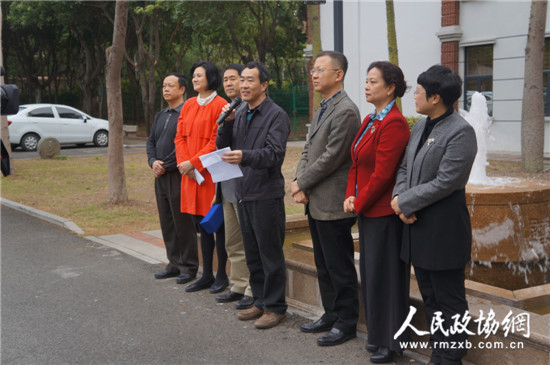 致公黨福建省委副主委、致公黨廈門市委主委徐平東（右四）宣布開營。_副本