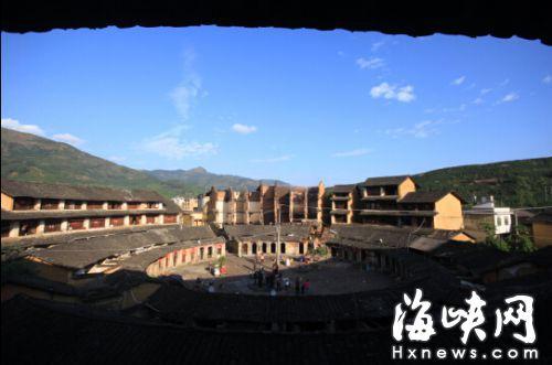 厥寧樓全景，照片上方為燒毀的部分