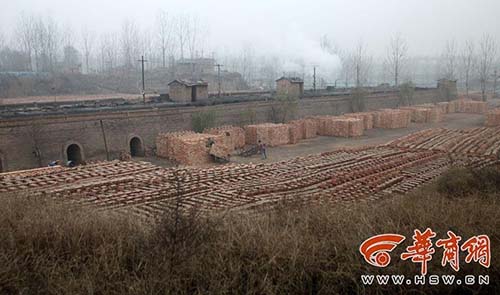 近日，磚廠就地取材用黃土燒磚，多年來取土面積不斷擴大，范圍向不遠處的全國重點文物保護單位渭陵延伸，這一現(xiàn)象被一名文物愛好者觀測衛(wèi)星照片發(fā)現(xiàn)，并在網(wǎng)上公開。一位曾參與渭陵調(diào)查勘探的專家認為，磚廠取土已侵入了渭陵的建設(shè)控制地帶，這一區(qū)域?qū)儆谖剂炅陥@夯土垣墻?！按u廠不僅破壞了2000多年前的陵園垣墻，還用垣墻夯土來燒磚售賣，這太荒唐了。” 圖片來源：華商網(wǎng)