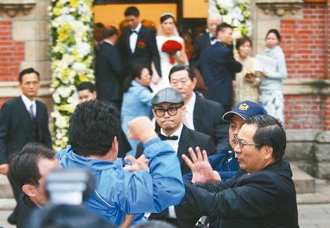 　李登輝孫女李坤儀（后排中）結(jié)婚，一名藍(lán)衣男子突然丟紙鬧場，李登輝和孫女面露驚恐。來源：臺灣《聯(lián)合報(bào)》