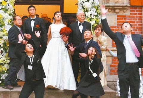 李登輝孫女李坤儀12月15日結(jié)婚，一男子突然丟抗議紙鬧場，李登輝夫人曾文惠（后排右一）面露驚恐，隨扈急忙飛躍想攔下。來源：臺灣《聯(lián)合報(bào)》