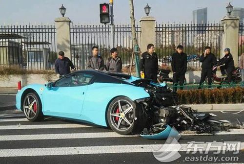 　價(jià)值近400萬元的法拉利跑車在事故被撞得面目全非。