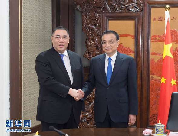 12月23日，國務(wù)院總理李克強在北京中南海紫光閣會見來京述職的澳門特別行政區(qū)行政長官崔世安。 新華社記者王曄攝