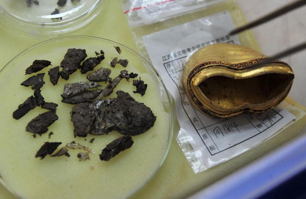 圖為馬蹄金內部提取出疑似琉璃的物體。