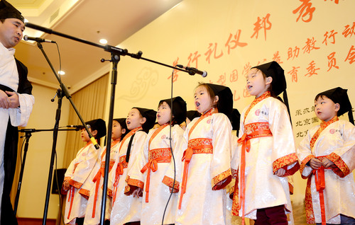 少兒國(guó)學(xué)的學(xué)生們?cè)诶蠋煹膸ьI(lǐng)下吟誦《聲律啟蒙》
