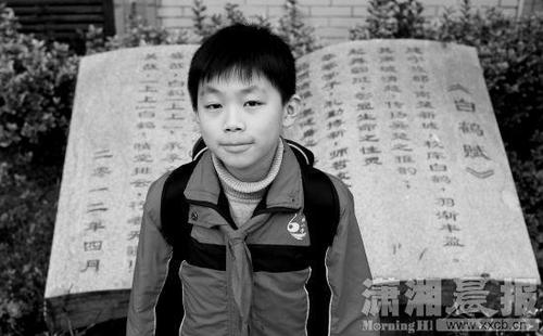 　1月4日，株洲市天元區(qū)白鶴小學(xué)，六年級學(xué)生余晗睿。 圖 瀟湘晨報記者 華劍