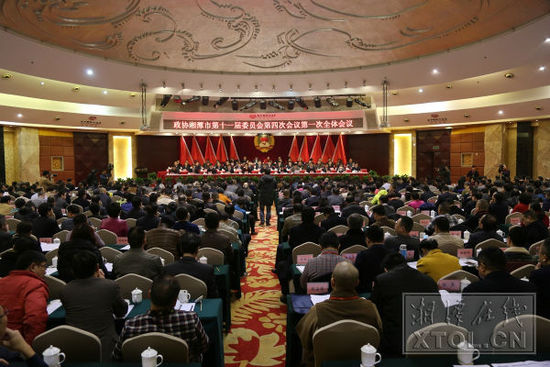 1月11日上午8時(shí)30分，湘潭市政協(xié)十一屆四次會(huì)議在華宇國(guó)際大酒店隆重開(kāi)幕。