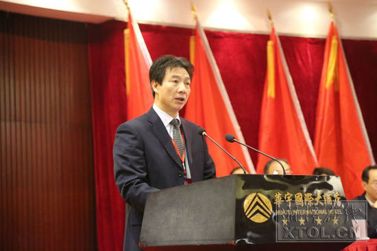 湘潭市政協(xié)副主席譚岳作政協(xié)湘潭市第十一屆委員會(huì)常務(wù)委員會(huì)關(guān)于十一屆三次會(huì)議以來(lái)提案工作情況的報(bào)告。