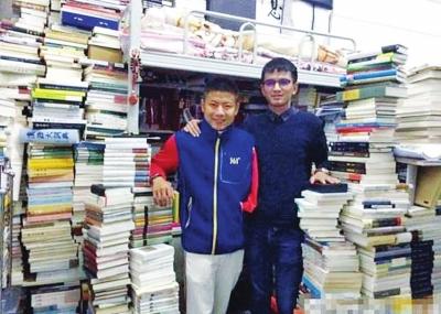 昆明“學霸”李詩白（右）與同學在一起。圖片來源：大河報