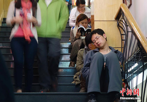  資料圖：2014年4月10日，已近午夜，位于北京美術館東街的三聯(lián)韜奮書店內(nèi)燈火通明，顧客絡繹不絕，書店還為顧客提供了桌椅臺燈方便閱讀。這家已有20余年歷史的書店成為北京嘗試24小時開放的書店之一。<a target='_blank' href='http://www.chinanews.com/'>中新社</a>發(fā) 杜洋 攝