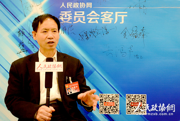 北京市政協(xié)委員趙建國(guó)23日下午接受人民政協(xié)報(bào)記者專訪并做客人民政協(xié)網(wǎng)“委員會(huì)客廳”，介紹了本次全會(huì)他的關(guān)注點(diǎn)： 發(fā)展新能源汽車 對(duì)傳統(tǒng)柴汽油車進(jìn)行“深度限制”。 本報(bào)記者   田福良   王瀝慷 攝影報(bào)道