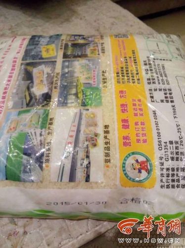 在蓮湖區(qū)大興新區(qū)做環(huán)衛(wèi)工的李賀(化名)遇到一件堵心事，前幾天陜西一家公司來獻愛心，慰問環(huán)衛(wèi)工，給每位環(huán)衛(wèi)工發(fā)米面油。他把這些東西領回去后，卻意外地發(fā)現(xiàn)大米過期了。