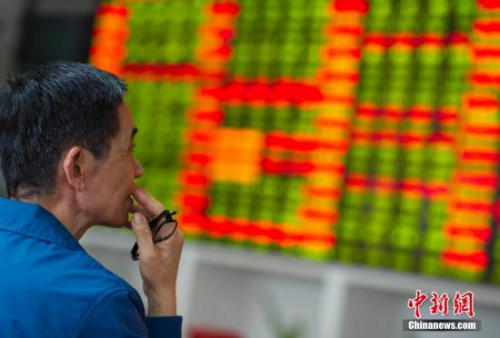 1月5日，?？谀匙C券交易大廳的股民。 <a target='_blank' href='http://www.chinanews.com/'>中新社</a>記者 駱云飛 攝