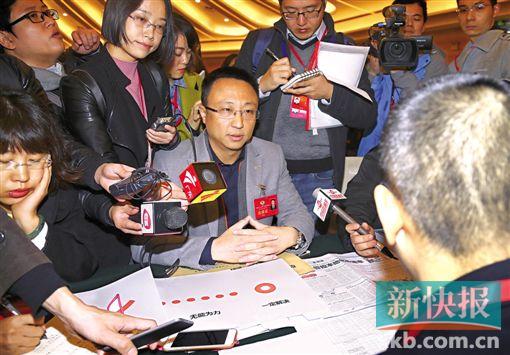 政協(xié)委員曹志偉在廣州市城管委問政。新快報(bào)記者 畢志毅/攝