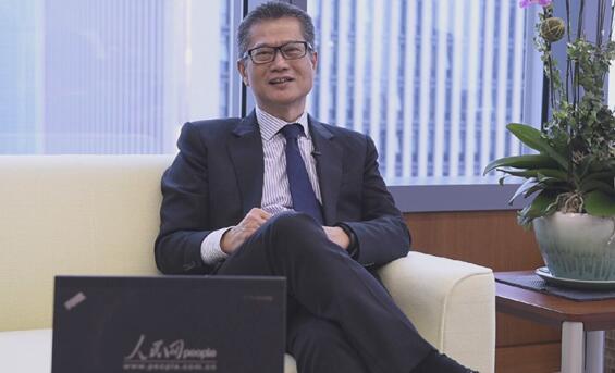 香港發(fā)展局局長陳茂波接受人民網(wǎng)專訪（覃博雅、王子涵攝）