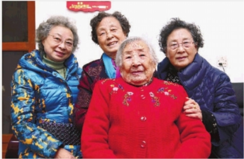 12月11日，南京大屠殺幸存者戎瑞霞老人（右二）和她的三個女兒合影。 記者 趙持 攝 新聞前奏