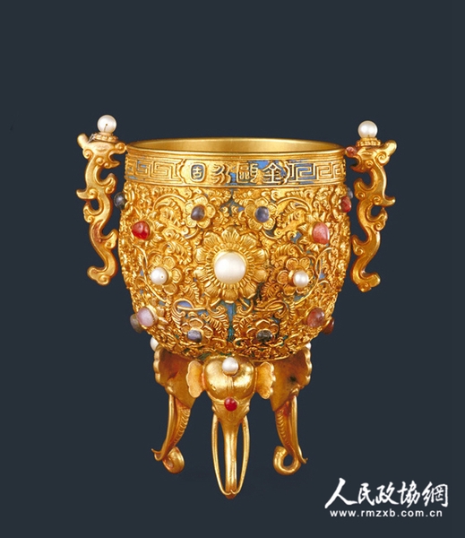 金甌永固杯 杯金質，鼎式，圓形，直口?？谘冂Y回紋一周，一面中部鏨篆書“金甌永固”，一面鏨“乾隆年制”四字款。