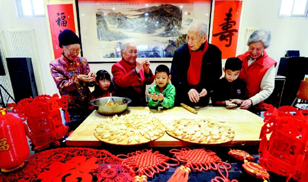 北京市第二實(shí)驗(yàn)小學(xué)的孩子們來(lái)到豐臺(tái)區(qū)東鐵匠營(yíng)街道光彩養(yǎng)老中心，和生活在這里的爺爺奶奶們一起包餃子、寫(xiě)福字、貼窗花，感受祖孫同堂的家風(fēng)習(xí)俗，喜迎新春佳節(jié)。