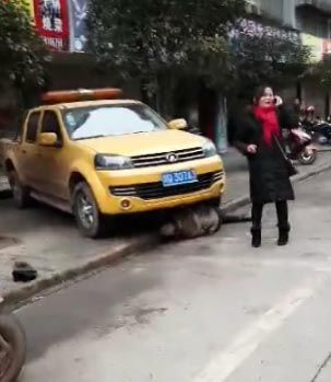 一人被卷到車底。圖據(jù)網(wǎng)友現(xiàn)場(chǎng)視頻截圖