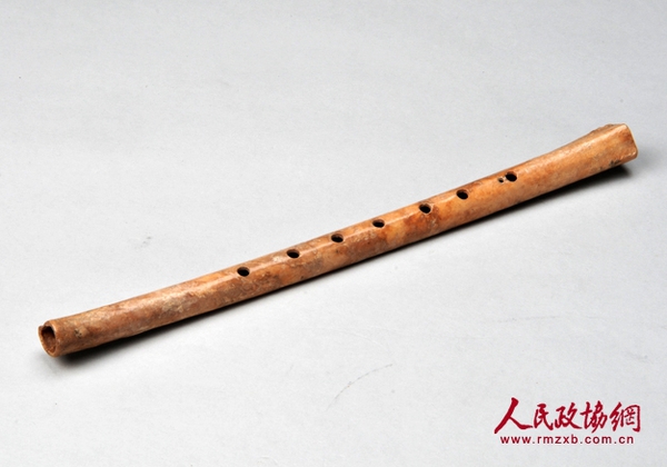 賈湖骨笛，骨質(zhì)，長23.1厘米，1987年河南舞陽縣賈湖遺址出土?，F(xiàn)藏于河南省博物院。