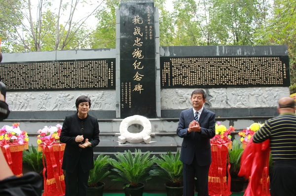 2015年9月30日，吉林省政協(xié)副主席支建華（右）和河北省政協(xié)副主席曹素華（左）為抗戰(zhàn)忠魂紀念碑揭幕。