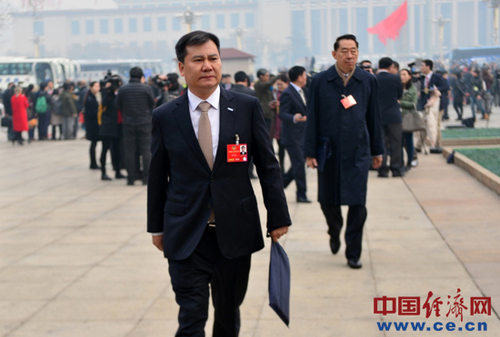 全國政協(xié)委員、蘇寧控股集團(tuán)董事長張近東。